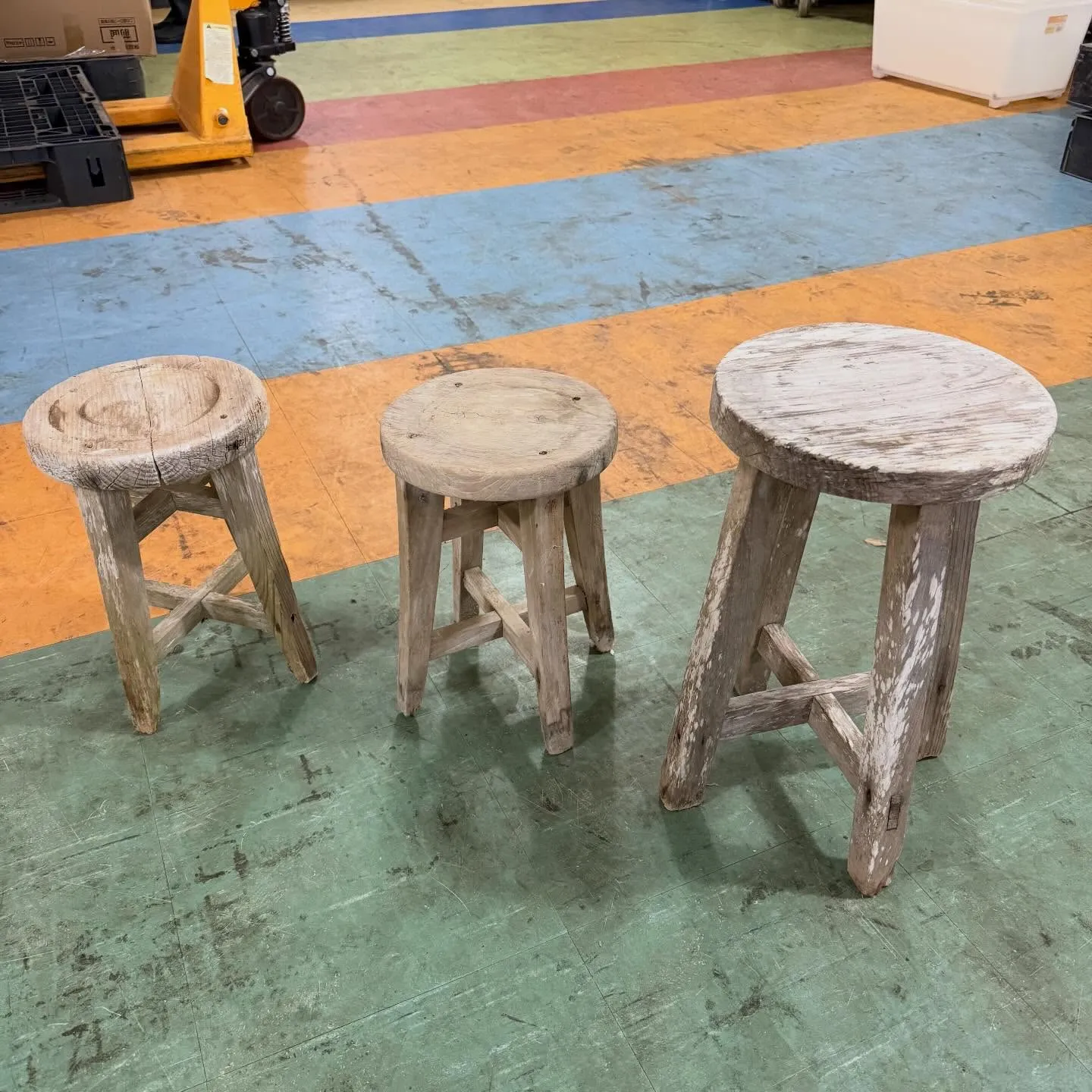 昭和レトロの素敵な魅力をたっぷりと残した木の丸椅子、買取しち...