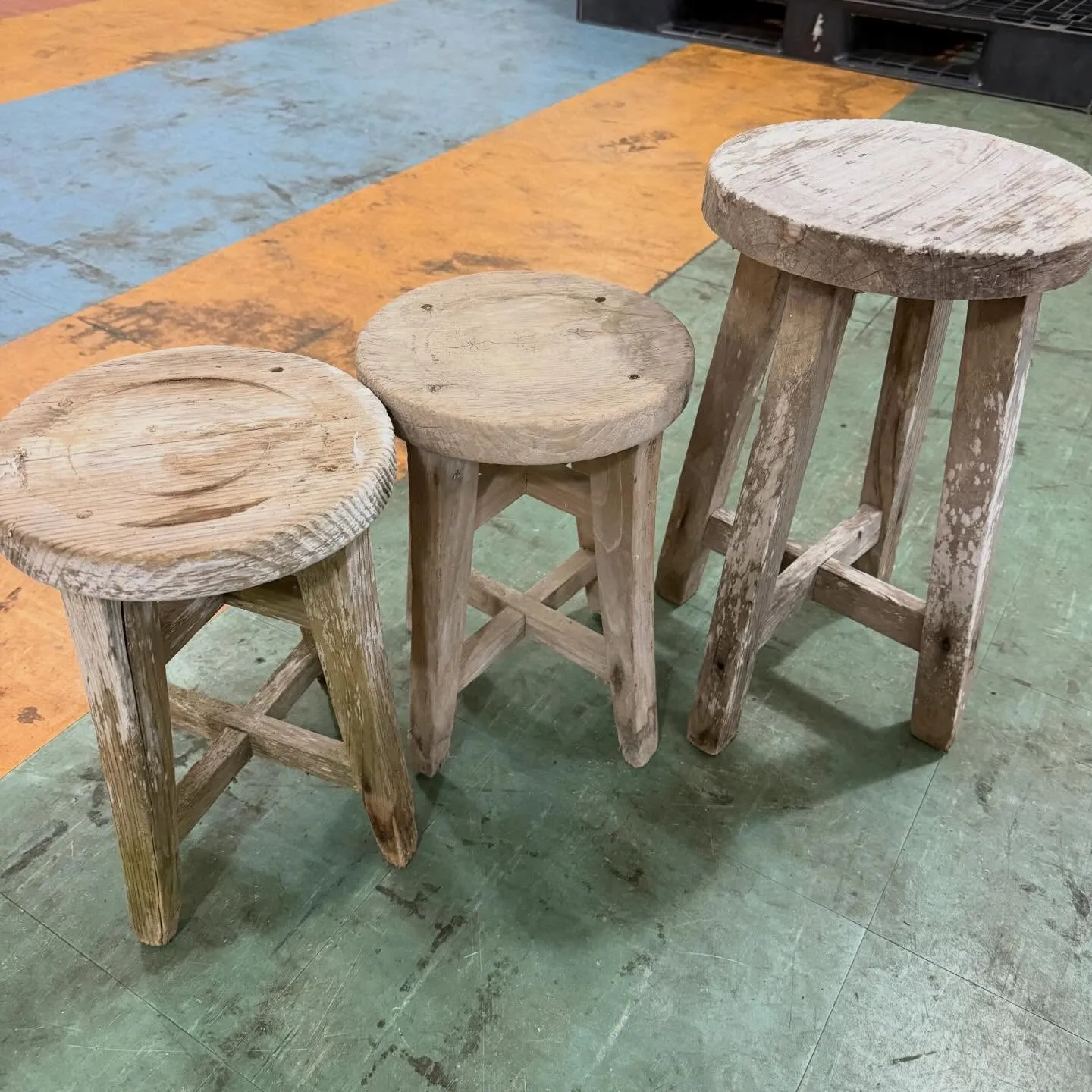 昭和レトロの素敵な魅力をたっぷりと残した木の丸椅子、買取しち...