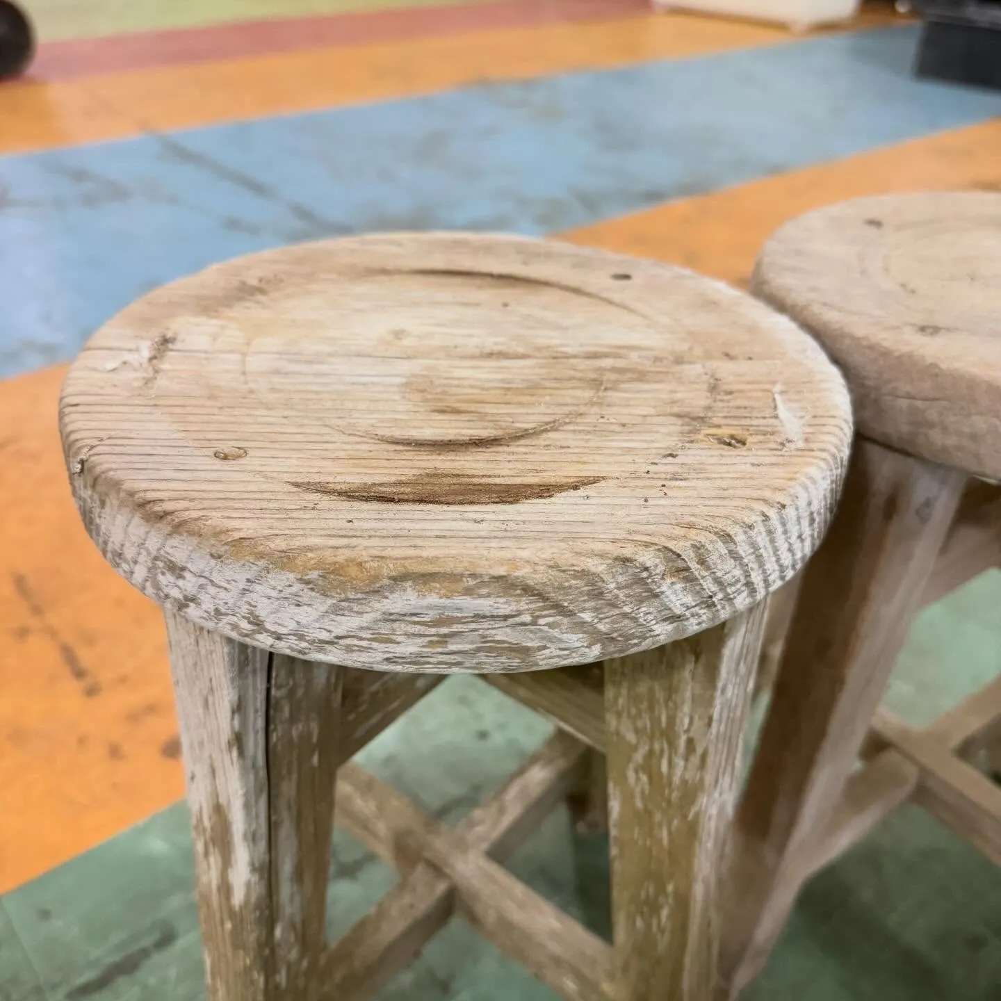 昭和レトロの素敵な魅力をたっぷりと残した木の丸椅子、買取しち...