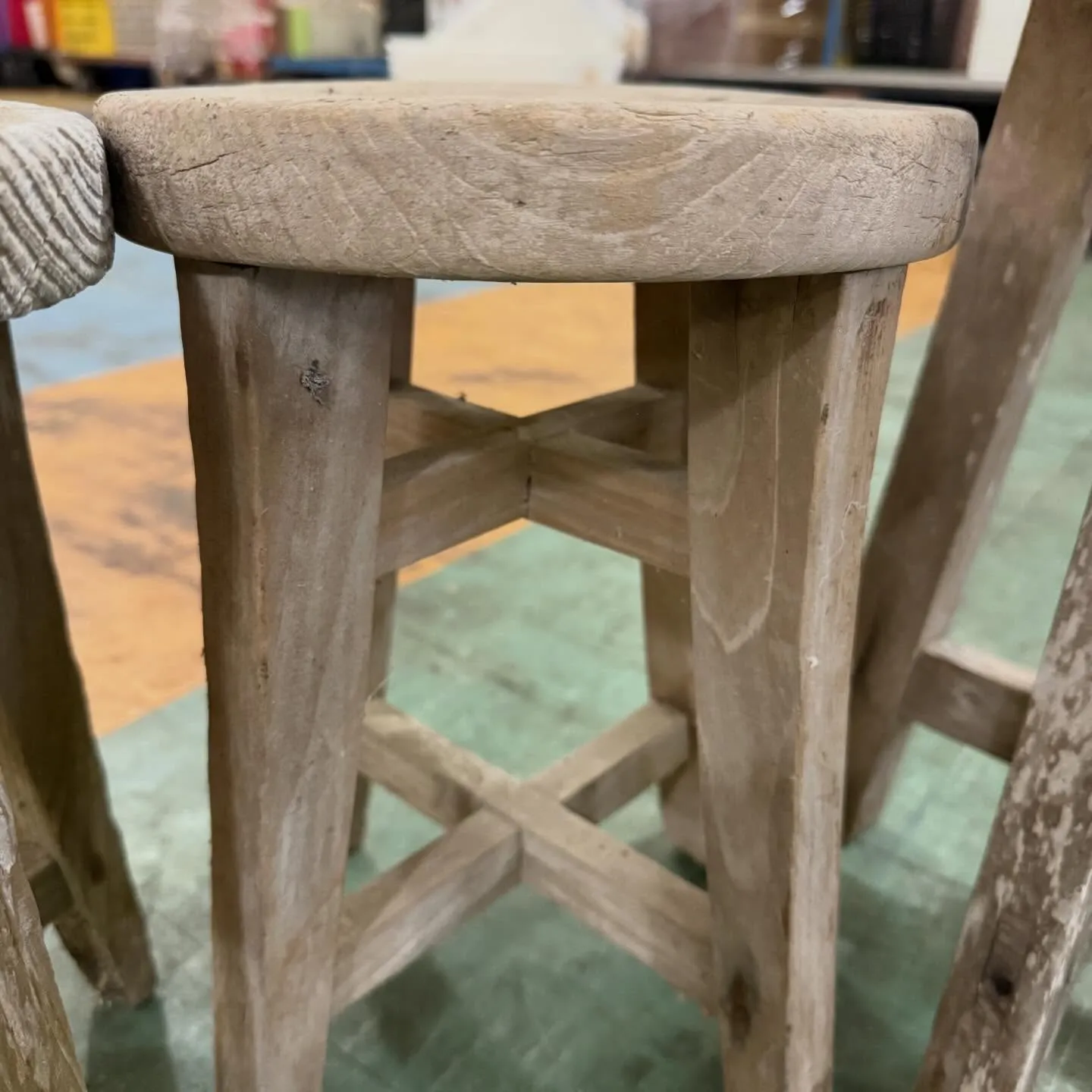 昭和レトロの素敵な魅力をたっぷりと残した木の丸椅子、買取しち...