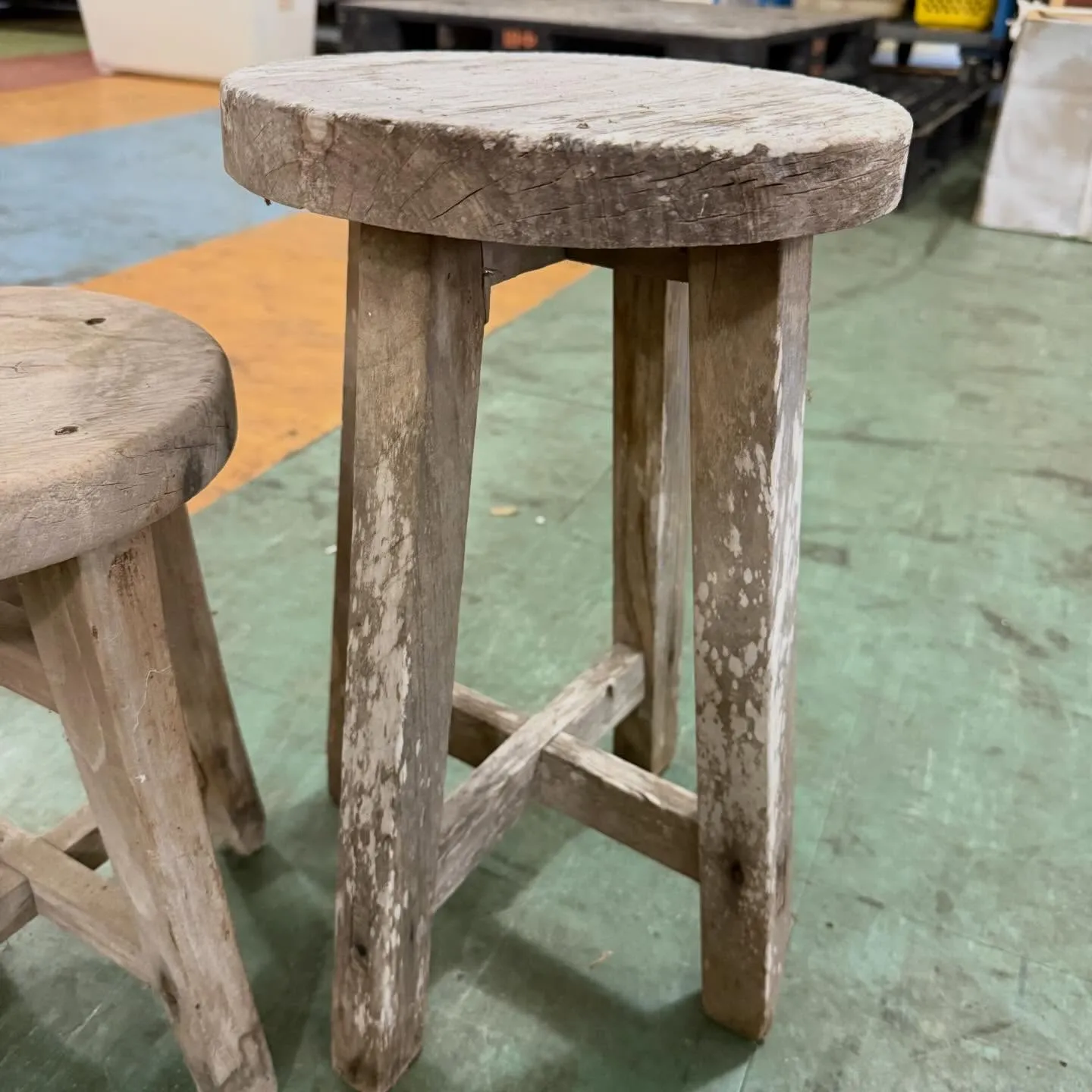 昭和レトロの素敵な魅力をたっぷりと残した木の丸椅子、買取しち...